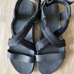 Women’s Sorel Roaming Decon Sandal’s Size 10